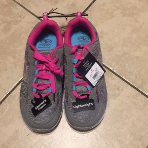 Athletic lightweight girls shoes